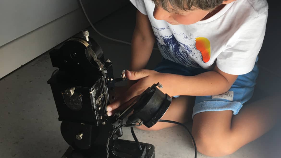Installation de la pellicule 9,5mm dans le Pathé-Baby