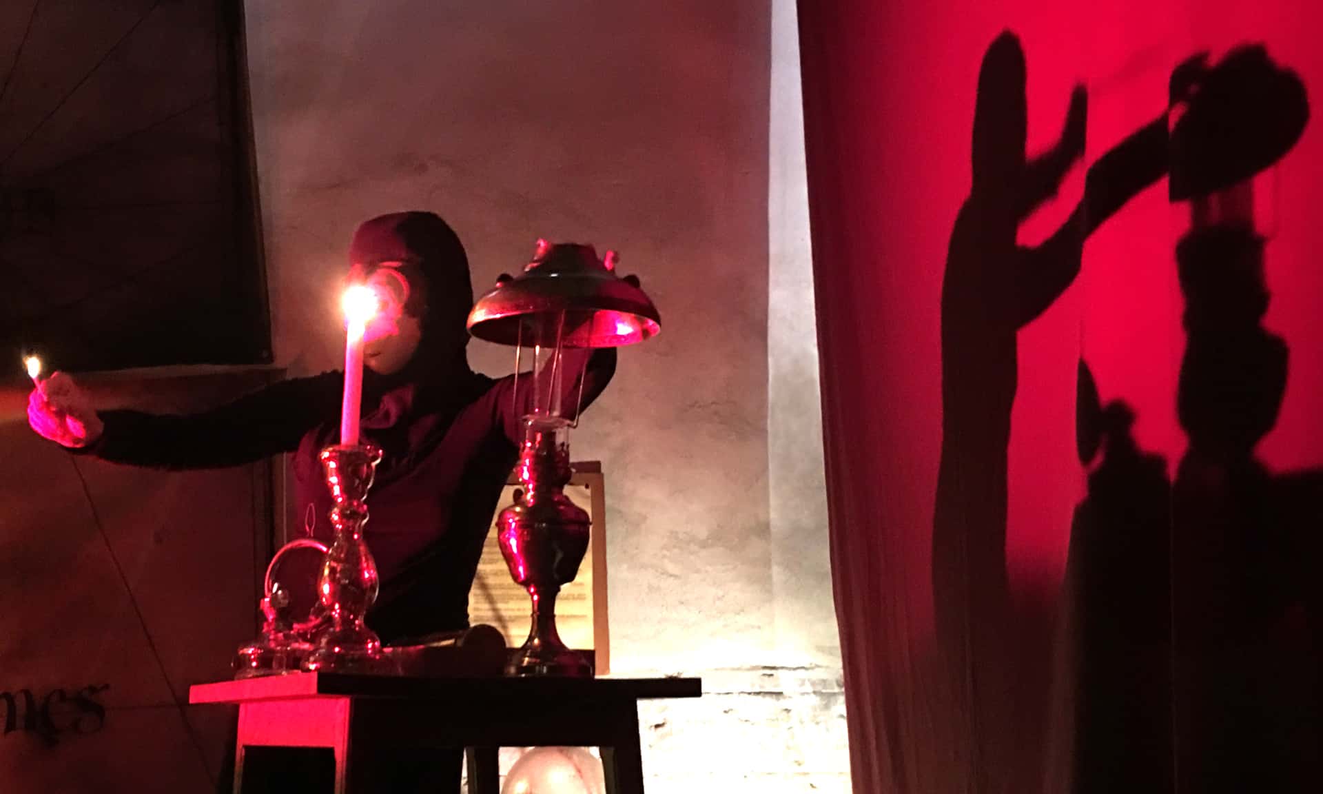 Spectacle de lanterne magique, Lampe à pétrole et bougie