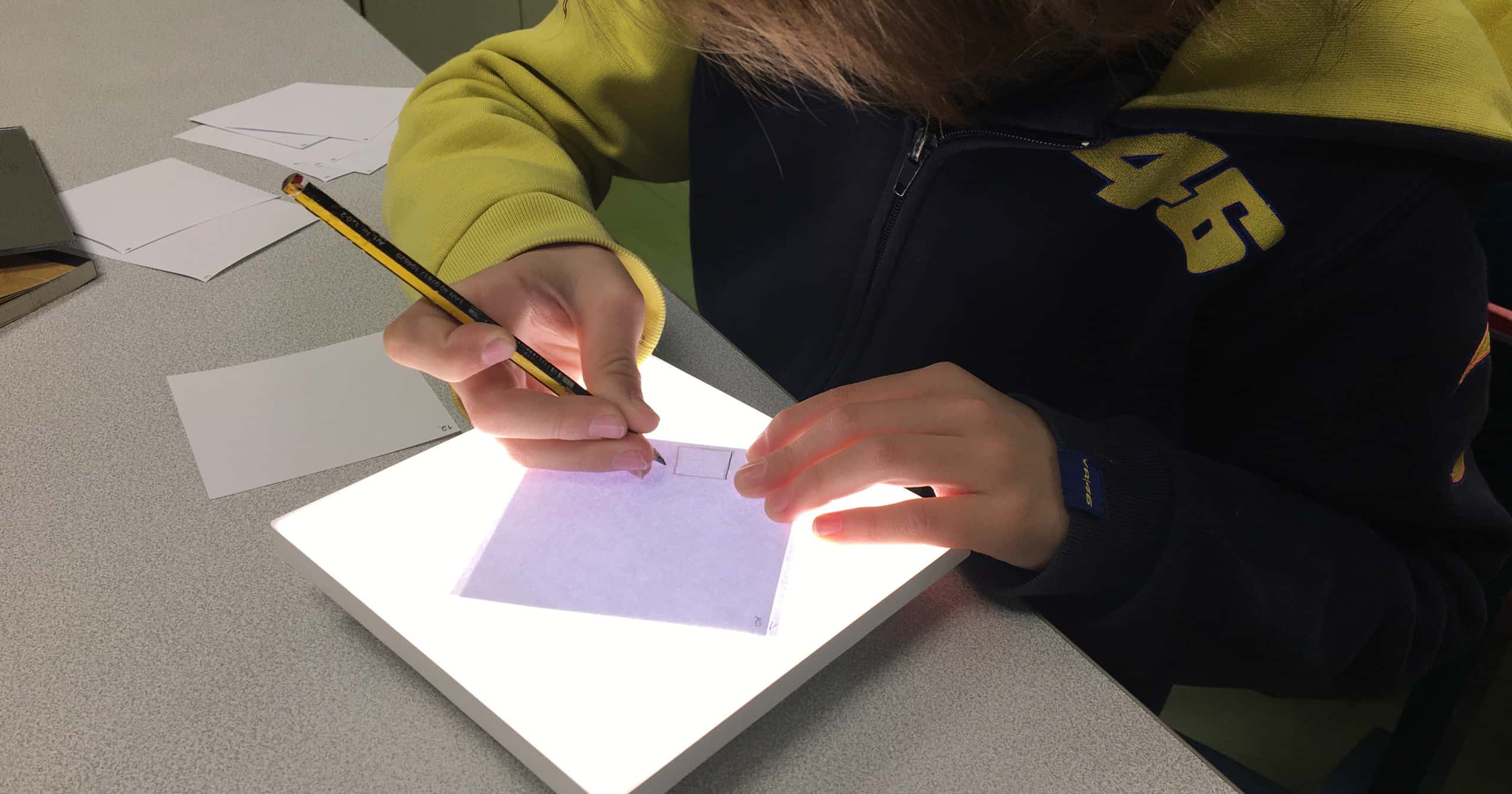 Atelier pré-cinéma table lumineuse